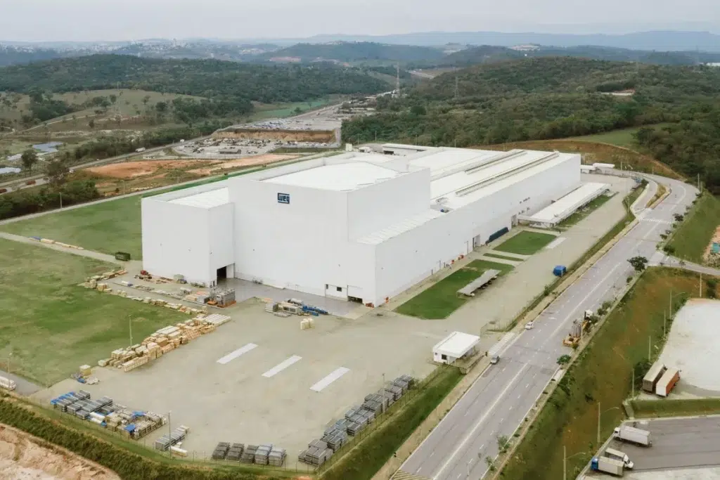 A Weg, gigante do setor industrial, deu início à construção de seis novos galpões industriais em Betim, Minas Gerais.